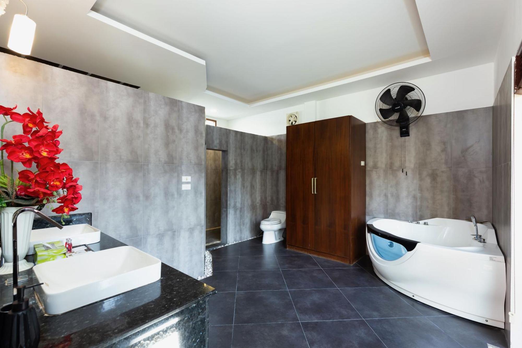 Extraordinary Courtyard 6Br Pool Villa Sri Suri, Naiharn Rawai ภายนอก รูปภาพ