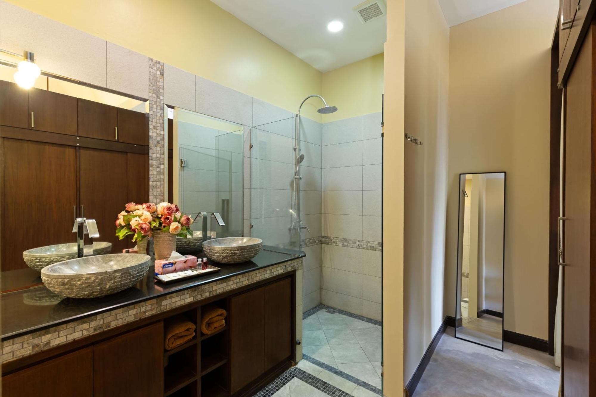 Extraordinary Courtyard 6Br Pool Villa Sri Suri, Naiharn Rawai ภายนอก รูปภาพ