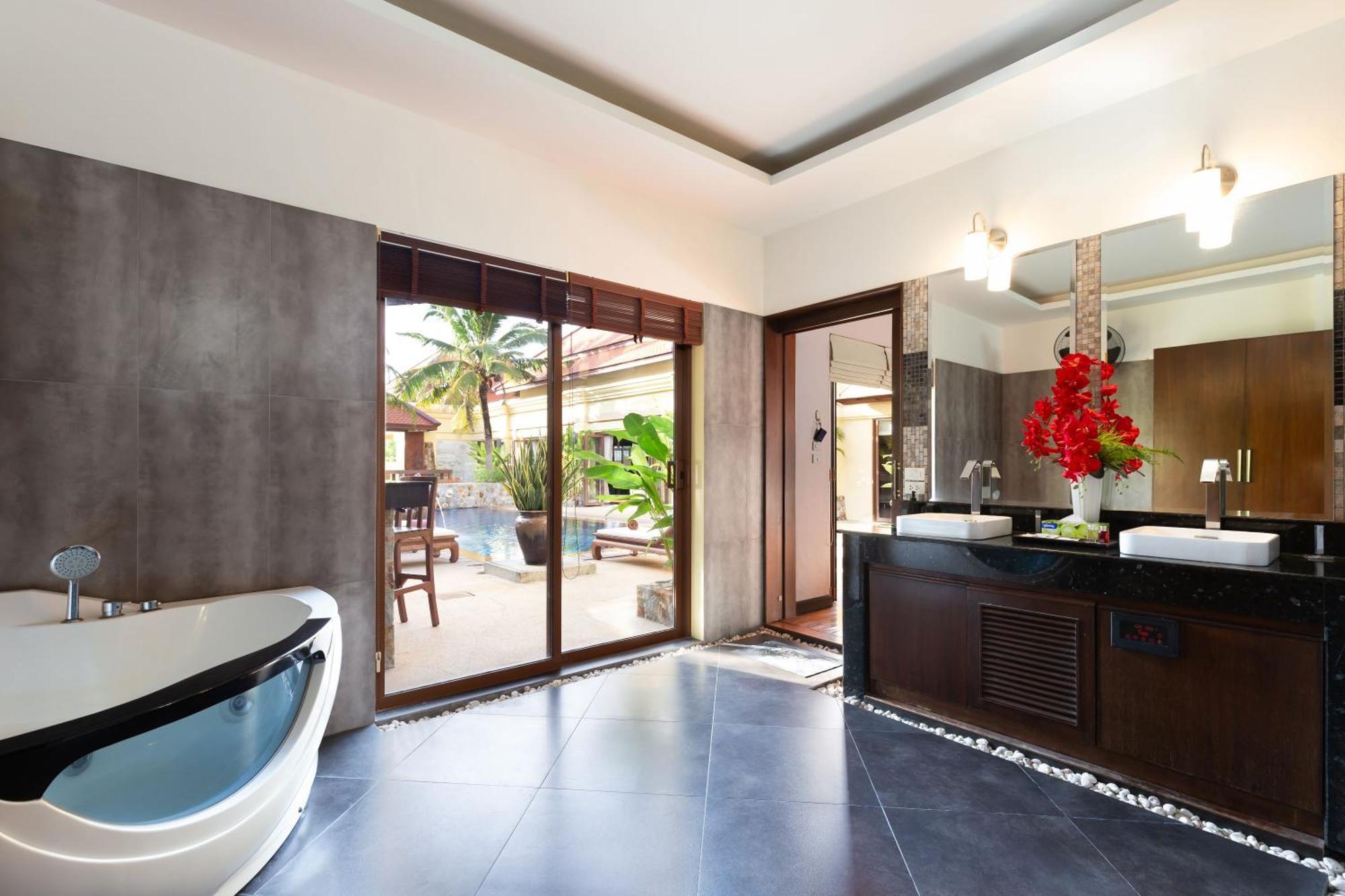Extraordinary Courtyard 6Br Pool Villa Sri Suri, Naiharn Rawai ภายนอก รูปภาพ
